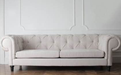 Sofá tapizado blanco roto